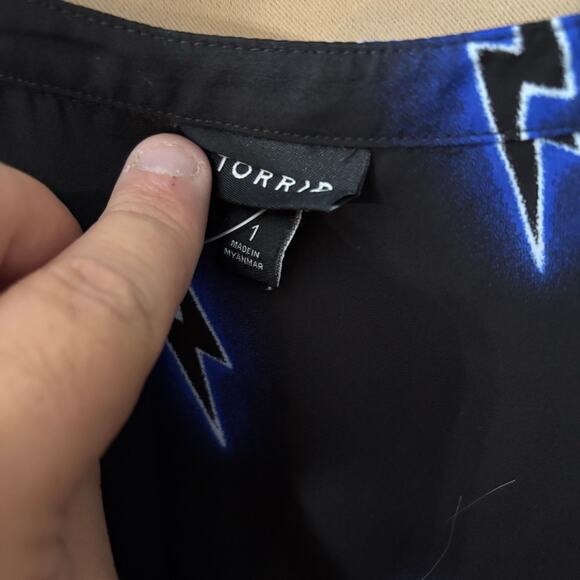 Torrid Sleeveless Button Front Top Size 1 Black Blue Lightning Bolt Print Blouse - Picture 3 of 3